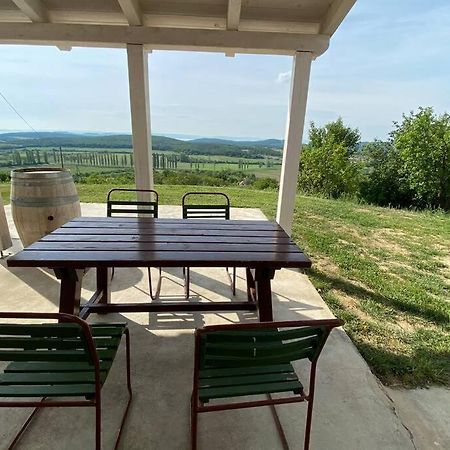 Présház a hegytetőn Apartamento Pécsely Exterior foto