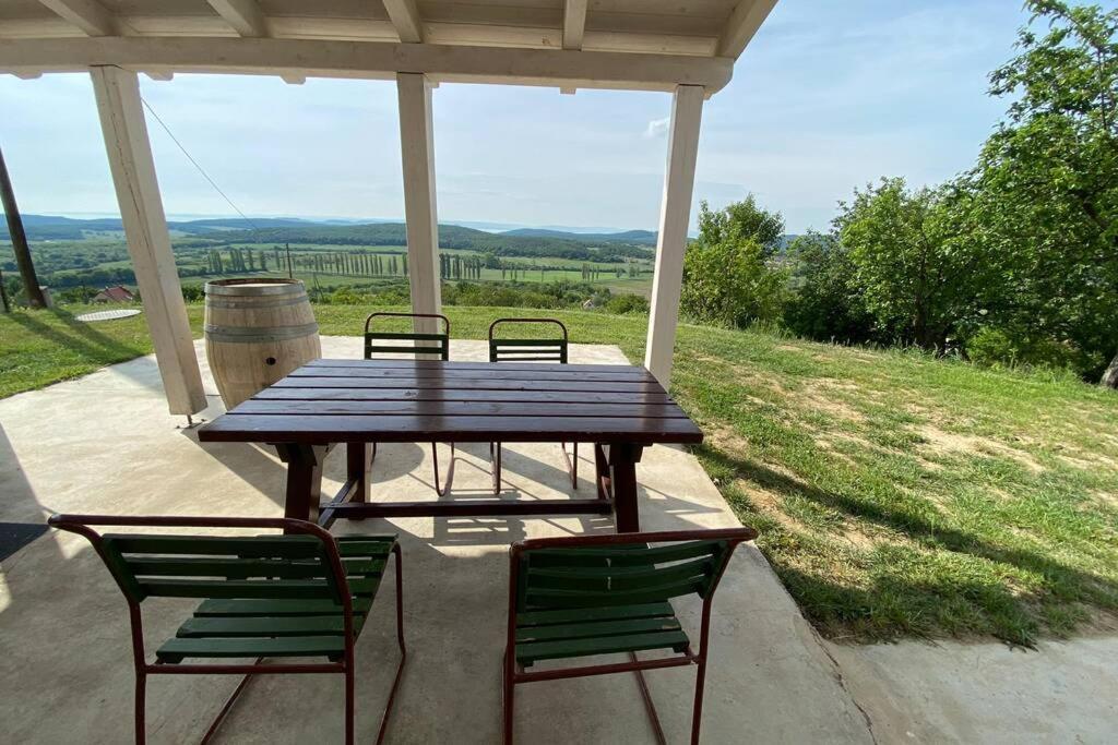 Présház a hegytetőn Apartamento Pécsely Exterior foto